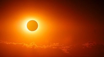 Eclissi di Sole quasi totale.