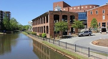 Edifici lungo il fiume Reedy River a Greenville.