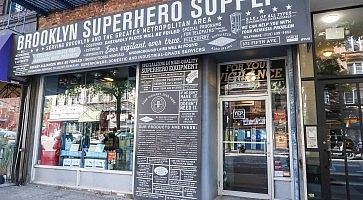 L'ingresso del negozio Brooklyn Superhero Supply Co.
