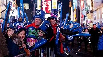 Gruppo di persone a Times Square attende lo scoccare della mezzanotte il 31 dicembre.