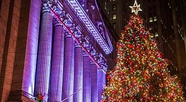 L'albero di Natale illuminato a Wall Street.