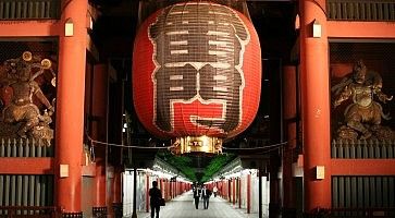 Il portale Kaminarimon, con la grande lanterna e i due dei protettori del tempio.
