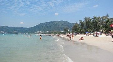 Spiaggia bianca a Patong Beach.