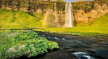 La cascata Seljalandsfoss forma un piccolo arcobaleno.