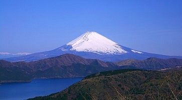 Il Monte Fuji e il lago Ashinoko, in una giornata con cielo molto limpido.