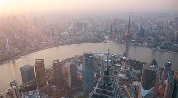 La vista di Shanghai dall'alto, al tramonto.