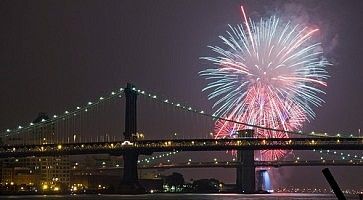 Fuochi d'artificio a New York in occasione del 4 luglio.