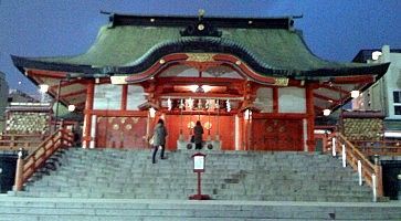 Il Santuario Hanazono di sera.