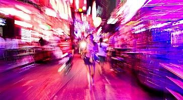 Foto con un effetto movimento, che rappresenta la vita notturna di Bangkok.