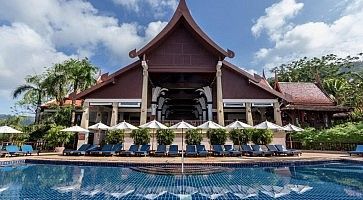 La piscina e un edificio al Novotel Phuket Resort.