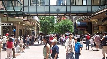 Persone nei pressi di Pitt Street Mall.