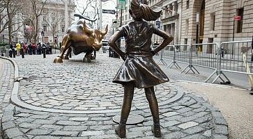 La statua Fearless Girl guarda il Toro di Wall Street.