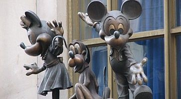 Sculture Disney all'ingresso del Disney Store a New York.