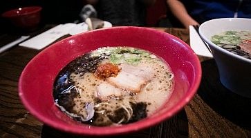 Ramen nella catena Ippudo Hakata Ramen.