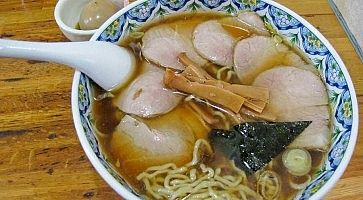 Ramen con molte fette di carne di maiale al ristorante Harukiya ad Ogikubo.