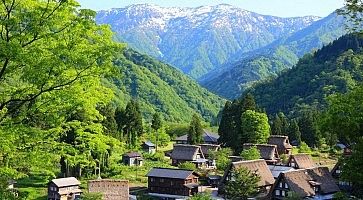Il villaggio di Ainokura, incastonato tra le montagne.