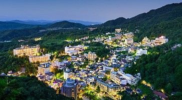 La cittadina di Arima Onsen vista dall'alto, di sera.