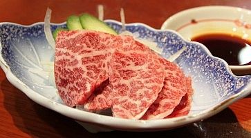 Fettine di carne di Hida, pronte per essere cucinate con cottura yakiniku.