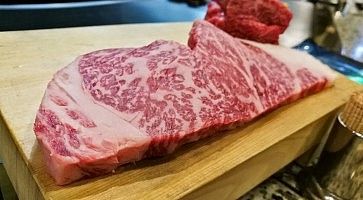 Una fetta di carne di Matsusaka prima di essere cotta.