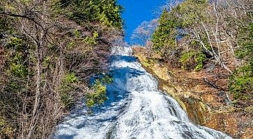 La magnifica cascata Yutaki di Nikko, durante una giornata di sole.