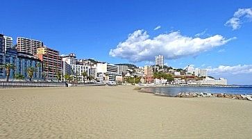 Spiaggia davanti alla cittadina di Atami.