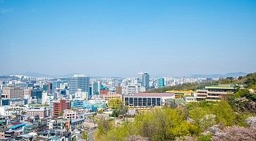 Vista della città dall'alto, in una giornata primaverile.