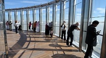 Visitatori ammirano la vista all'osservatorio del Burj Khalifa.