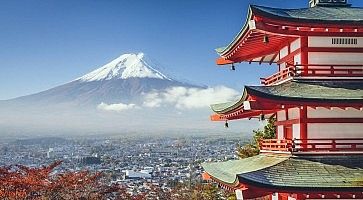 La Pagoda Chureito, e sullo sfondo il Monte Fuji.