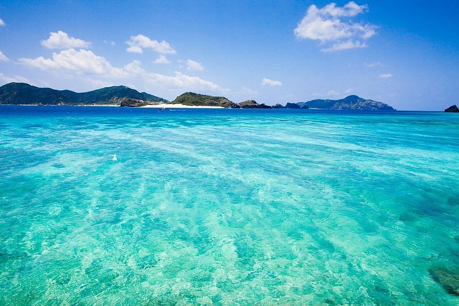 Acque turchesi e isole sullo sfondo a Okinawa.
