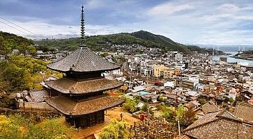 Panorama di Onomichi, con la pagoda in primo piano.