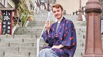 Marco Togni in kimono, in posa sulle scale di Ikaho Onsen.