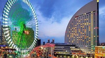 L'hotel Intercontinental Yokohama Grand e la vicina ruota panoramica.