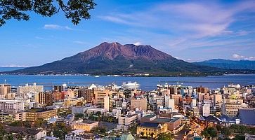 Skyline di Kagoshima, e sullo sfondo il vulcano Sakurajima.