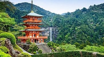 La pagoda Nachi, e sullo sfondo la vicina cascata.