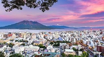 Panorama di Kagoshima, con il vulcano Sakurajima.