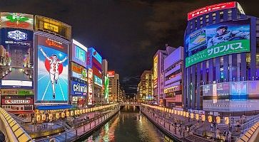 Il canale a Dotonbori e le iconiche pubblicità, di notte.