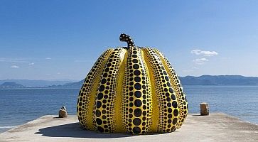 Una grande zucca gialla a pois neri, opera d'arte di Yayoi Kusama, sull'isola di Naoshima.