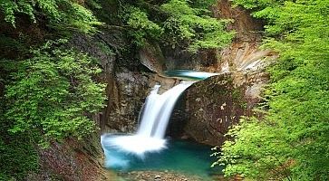 Piccola e meravigliosa cascata in una foresta a Nishizawa.