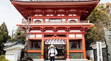 Un pellegrino all'ingresso del tempio Gokurakuji, il secondo del pellegrinaggio di Shikoku.