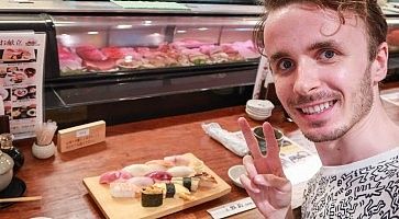 Marco Togni in posa in un ristorante di sushi.