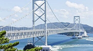 Il lungo ponte Honshu-Shikoku.