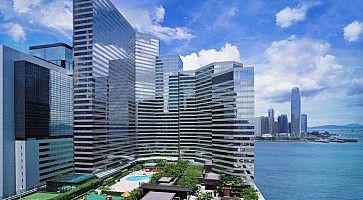 Il grand Hyatt Hotel di Hong Kong e sullo sfondo il mare.