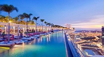 L'iconica piscina al Marina Bay Sands di Singapore.