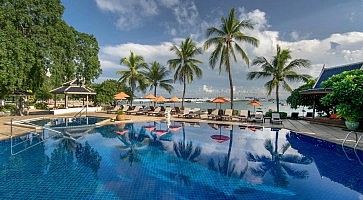 Piscina e palme al resort Siam Bayshor di Pattaya.