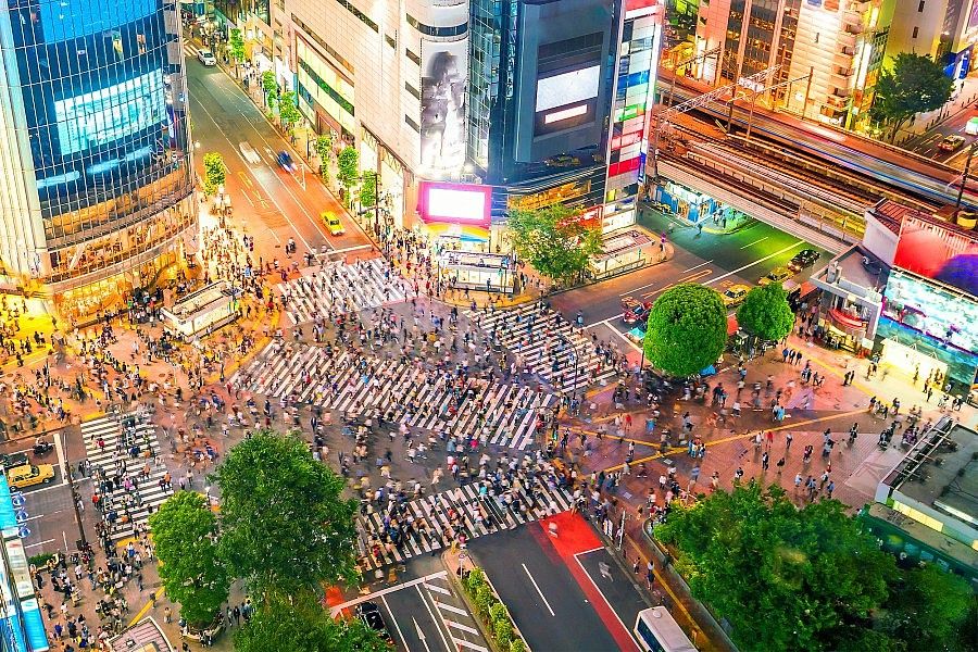 Incrocio di Shibuya a Tokyo affollato di pedoni.