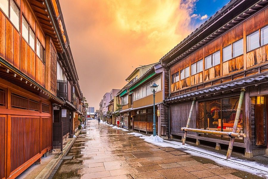 Il quartiere di Higashi Chaya di Kanazawa al tramonto.