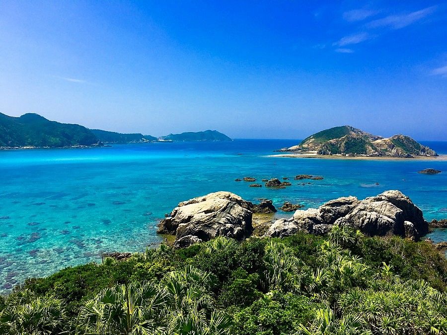 Scogli e mare con acqua cristallina ad Okinawa.