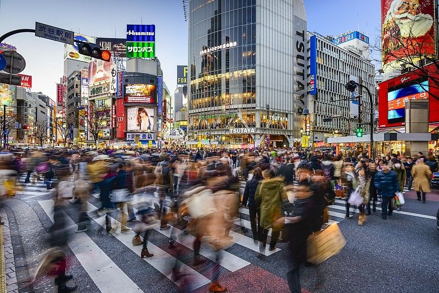 Folla che attraversa il famoso incrocio di Shibuya a Tokyo.