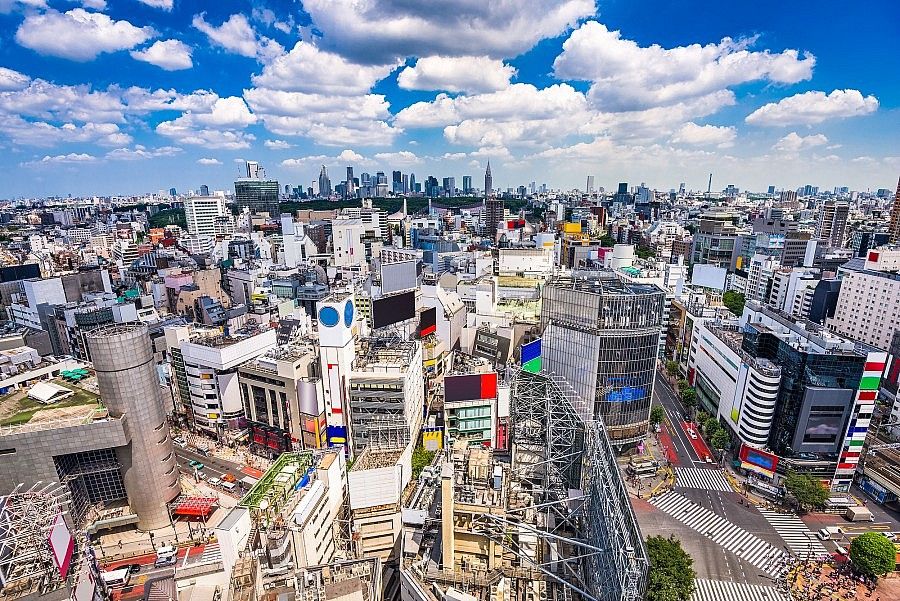 Skyline urbano di Shibuya, Tokyo, con edifici moderni e cielo azzurro.