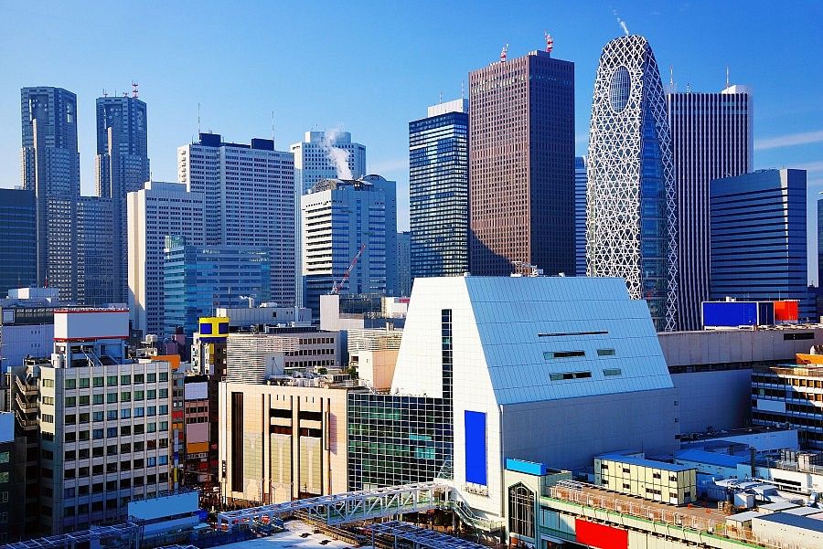 Grattacieli di Shinjuku a Tokyo sotto un cielo sereno.